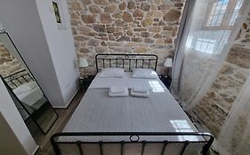 Hall Apartments & Rooms - By Avelink